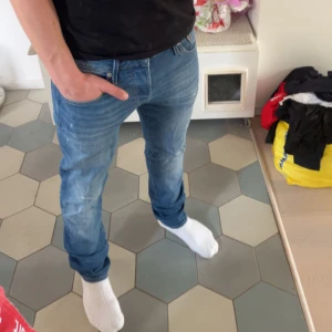 Jack and Jones  - Säljer etta par riktigt feta jeans med slitningar från Jack and Jones,  modellen är Glenn och är den mest populäraste modellen. Skriv om du har några funderingar!