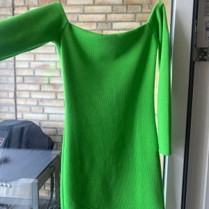Grön klänning från Zara - Off-shoulder klänning. Aldrig använd. 