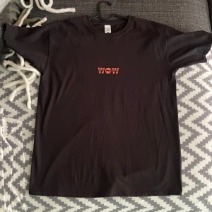 Merch  - Wow 2 MERCH i bra skick skickar med 2 ant wan klistermärken 