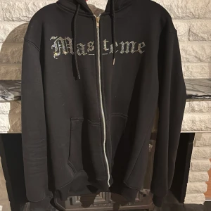 Masteme zip hoodie rinestone  - Masteme zip hoodie med Joker tryck. Både mysig och stilig