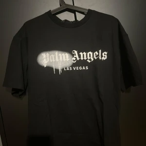 Palm Angels svart t-shirt Las Vegas - Säljer min Palm angels tshirt då den inte kommer till användning, storlek S men passar också M. HELT NY! Bara att höra av sig om du har frågor.