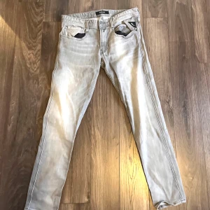 Grå Replay jeans straight fit - Nypris ~ 2000kr 🏖️ | Säljer ett par ljusgrå jeansbyxor från Replay med klassisk femficksdesign och raka ben. Byxorna har svarta detaljer på bakfickan och Replay-logga på läderpatchen bak i midjan. Perfekta för en stilren och avslappnad look.