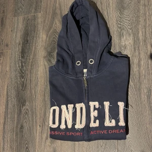 Mörkblå hoodie från Bondelid S -  Tja säljer nu min tvär feta mörkblå hoodie från Bondelid med dragkedja och huva. Stor broderad logga och text framtill i vitt och rött. Mjuk insida och ribbade muddar. Tröjan är i storlek S. Priset går att ändra vid snabbaffär, hör gärna av er vid frågor eller funderingar
