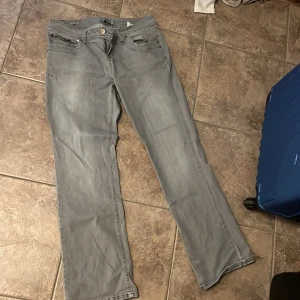 Grå jeans från LTB Valerie straight fit - Snygga grå jeans från LTB, modell Valerie. Klassisk femficksdesign med raka ben och normal passform. Jeansen har en ljusgrå tvätt och är tillverkade i mjukt bomullsmaterial med dragkedja och knapp framtill. Perfekta för en chill och stilren look.