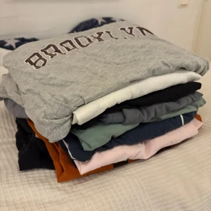 T-shirt paket  - Flera t-shirts i olika färger och tryck, Alla är i storlek S-M. Helt okej skick på alla. Säljes tillsammans billigt! Skriv om ni har frågor eller vid intresse!