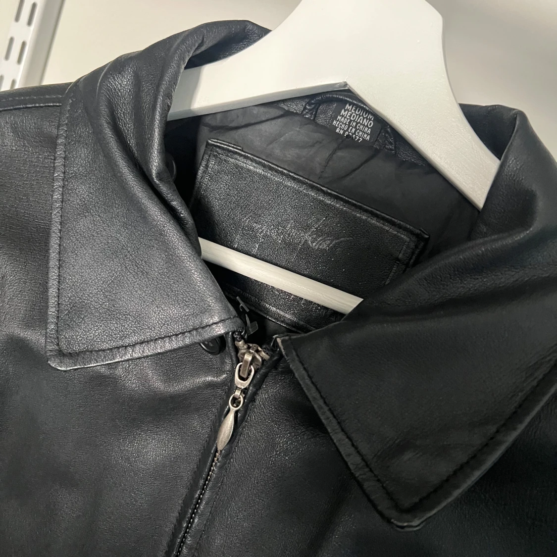 Svart skinnjacka med dragkedja - 1