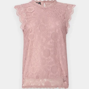 Rosa spetsblus från pieces  - Supersöt ljusrosa blus köpt från zalando i storlek S, använd ungefär 5 gånger och är i bra skick 💕