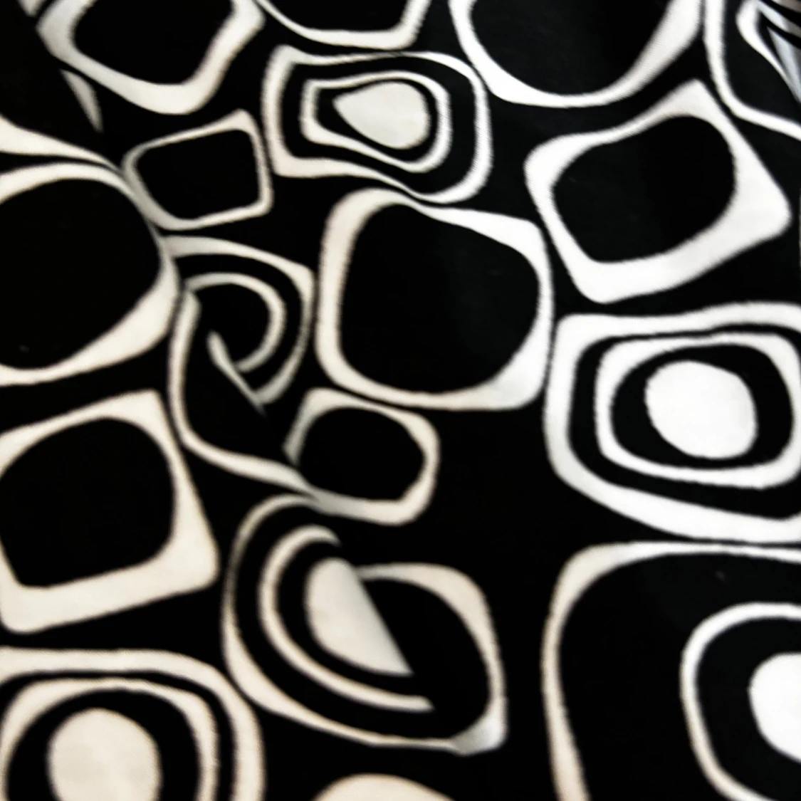 Svartvit mönstrad omlottklänning - 1