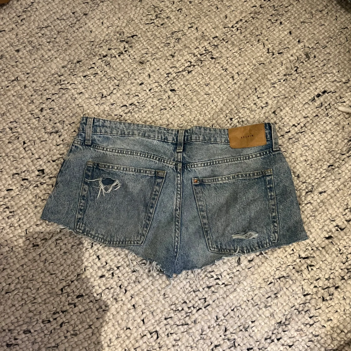 Blå jeansshorts med slitningar - 1