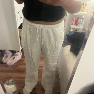 Vita linnebyxor -  Säljer dessa super snygga och super sköna linne byxorna från lager 157, Dem är i storlek L 🩵