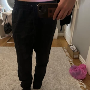Svarta mjukisbyxor med dragsko - Svarta linne byxor från H&M