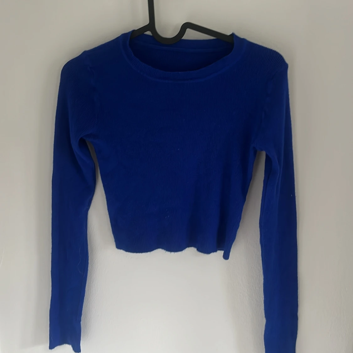Blå croppad ribbad tröja