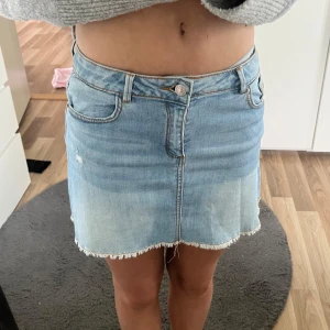 Blå Jeanskjol från Zara - En fin blå jeanskjol från Zara, perfekt nu till sommaren. Säljer eftersom att den inte är min stil längre. Kjolen är i 152 men passar väldigt bra på mig som är närmare 170. Priset går att diskuteras!!