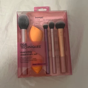Real Techniques sminkborstar set - Säljer detta oöppnade och oanvända paket med fyra sminkborstar samt två beauty blenders