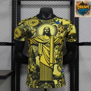 Nike Brasil CBF grafisk t-shirt gul - Unik gul och svart t-shirt från Nike med Brasilien CBF-logga och grafiskt tryck av Kristusstatyn och brasilianska symboler. Rund hals, korta ärmar och detaljerad konst över hela plagget. Perfekt för dig som vill sticka ut med en riktigt fet design.