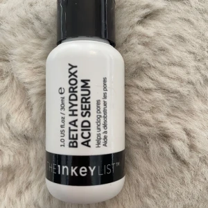 Beta Hydroxy Acid Serum The Inkey List - Beta Hydroxy Acid Serum från The Inkey List i en vit plastflaska med svart lock. Innehåller 30 ml och är perfekt för att behandla och rensa porer. Passar både morgon och kvällsrutin. Enkel att dosera med praktisk öppning.