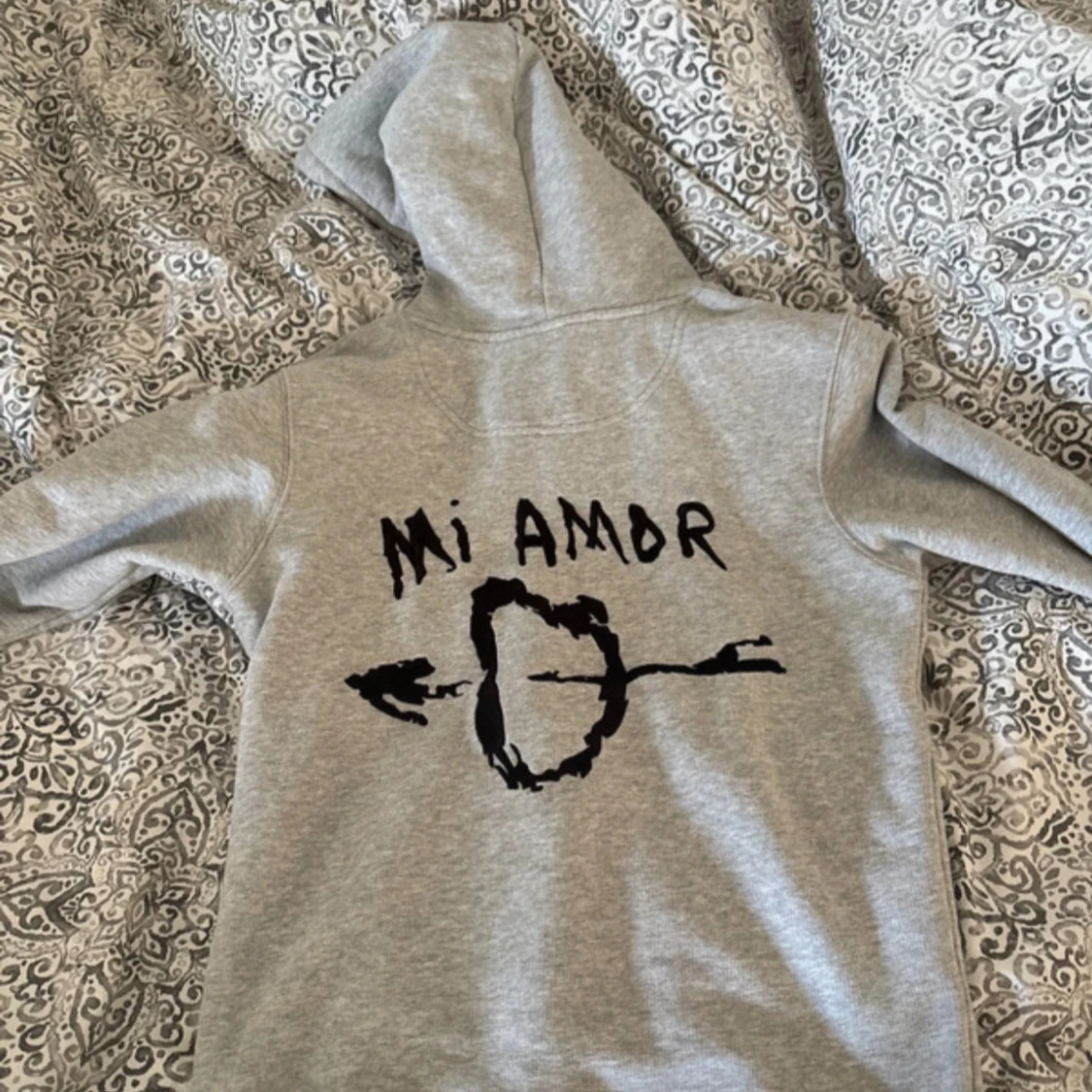 Grå hoodie med Mi Amor-tryck