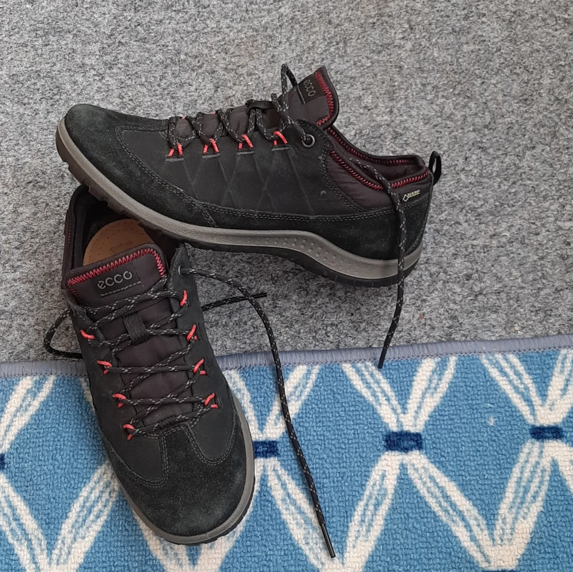 Svarta sneakers från ECCO med röda detaljer - 1