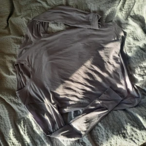 Ljusgrå långärmad basic tröja - Enkel och stilren ljusgrå långärmad tröja i mjuk bomull. Perfekt för gymmet eller ett träningspass 