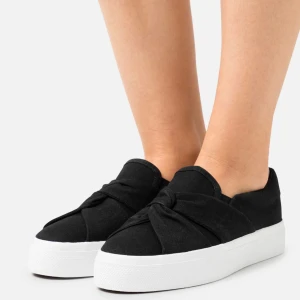 Svarta sneakers med knut från Anna Field - Skor från Anna field helt oanvända, säljs pågrund av att jag köpt fel storlek! Ny pris 339kr