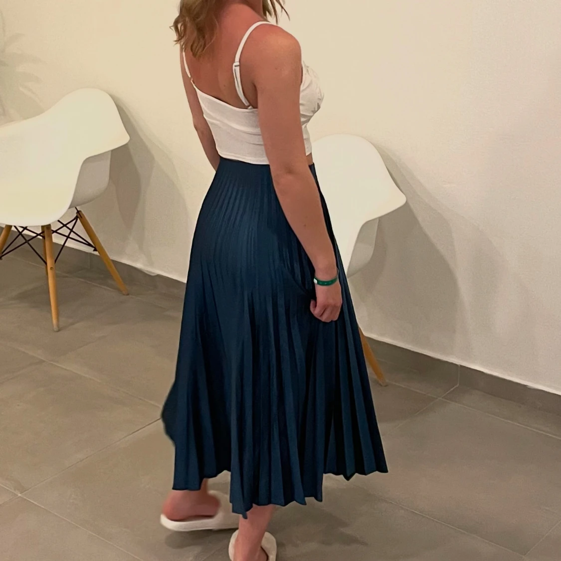 Mörkblå plisserad midikjol från Zara