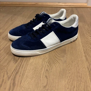 Valentino flycrew - Tja säljer nu mina flycrews i storlek 44, de är i otroligt bra skick och saknar endast 1 nit som du enkelt kan köpa en ny för 50kr. De har inga skador och är i bra skick. Endast skor medföljer.