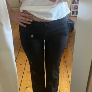 Svarta kostymbyxor med låg midja - Säljer ett par klassiska svarta kostymbyxor med låg midja. Från bikbok i den populära modellen Vera. Petite modell och passade perfekt på mig som är en XS. Helt oanvända med prislapp kvar🥰