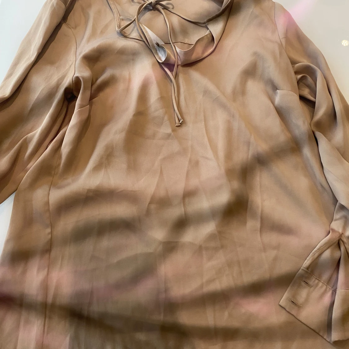 Guldig blus med knytning från H&M - 1