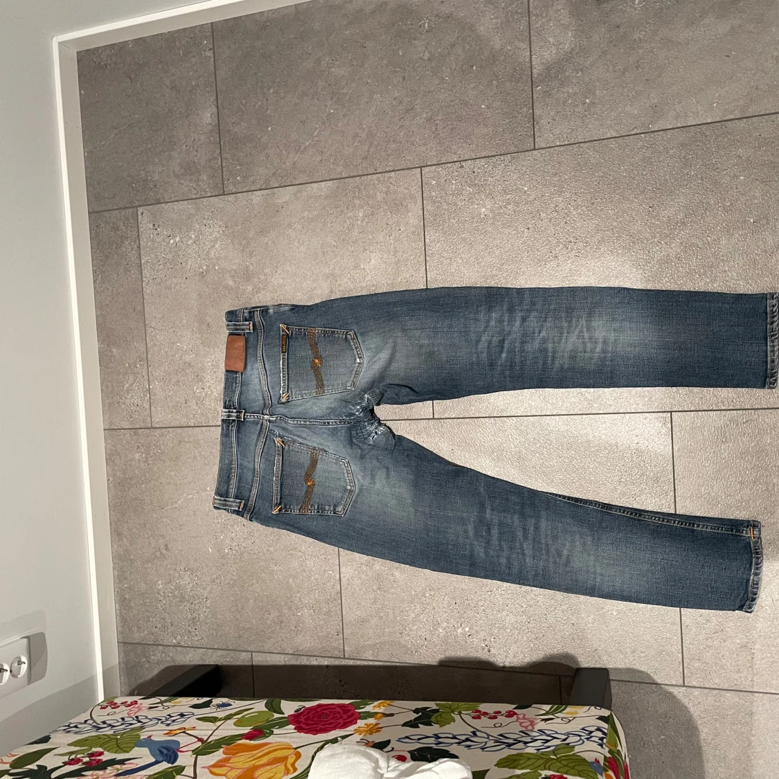 Blå slitna jeans från Nudie Jeans Co - 4