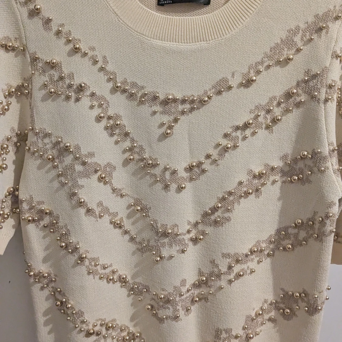 Beige stickad tröja med pärlor och spetsdetaljer - 1