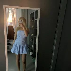 Klänning  - Säljer en söt axelbandslös klänning som passar perfekt nu inför sommaren🩵Den är endast använd 1 gång.