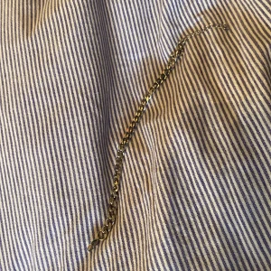 Silverfärgat armband från Hallbergs Guld - Säljer ett stilrent silverfärgat armband från Hallbergs Guld. Armbandet har en klassisk kedjedesign med breda länkar och passar perfekt för dig som gillar tidlösa accessoarer. Levereras i originalask.