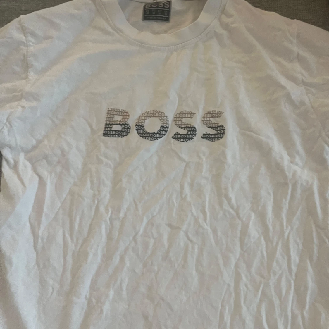 Vit t-shirt från BOSS med strassdetaljer