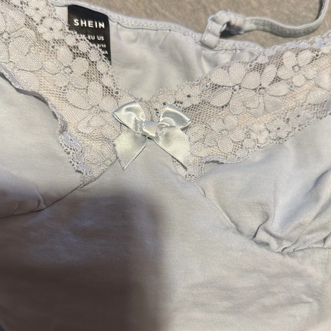 Ljusblå croppad linnetopp med spets från SHEIN - 4