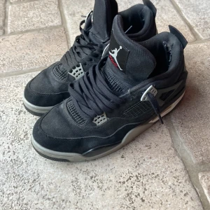 Jordan 4 Black Canvas - Säljer ett par Jordan 4 Black Canvas⬛️⬜️                        Original box tillkommer inte🚫 Bra skick✅                   Om du har frågor eller vill ha mer bilder skriv privat😊