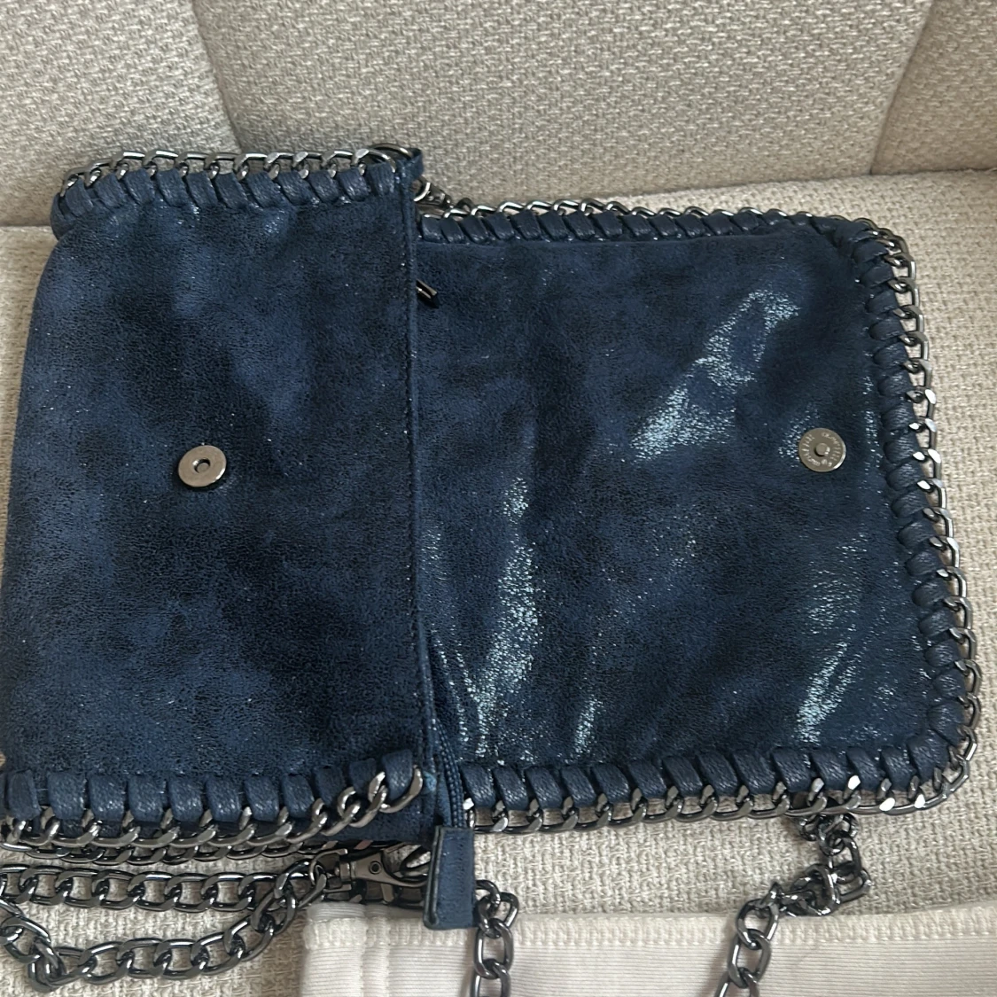 Mörkblå Tiamo axelväska med kedjedetaljer - 2
