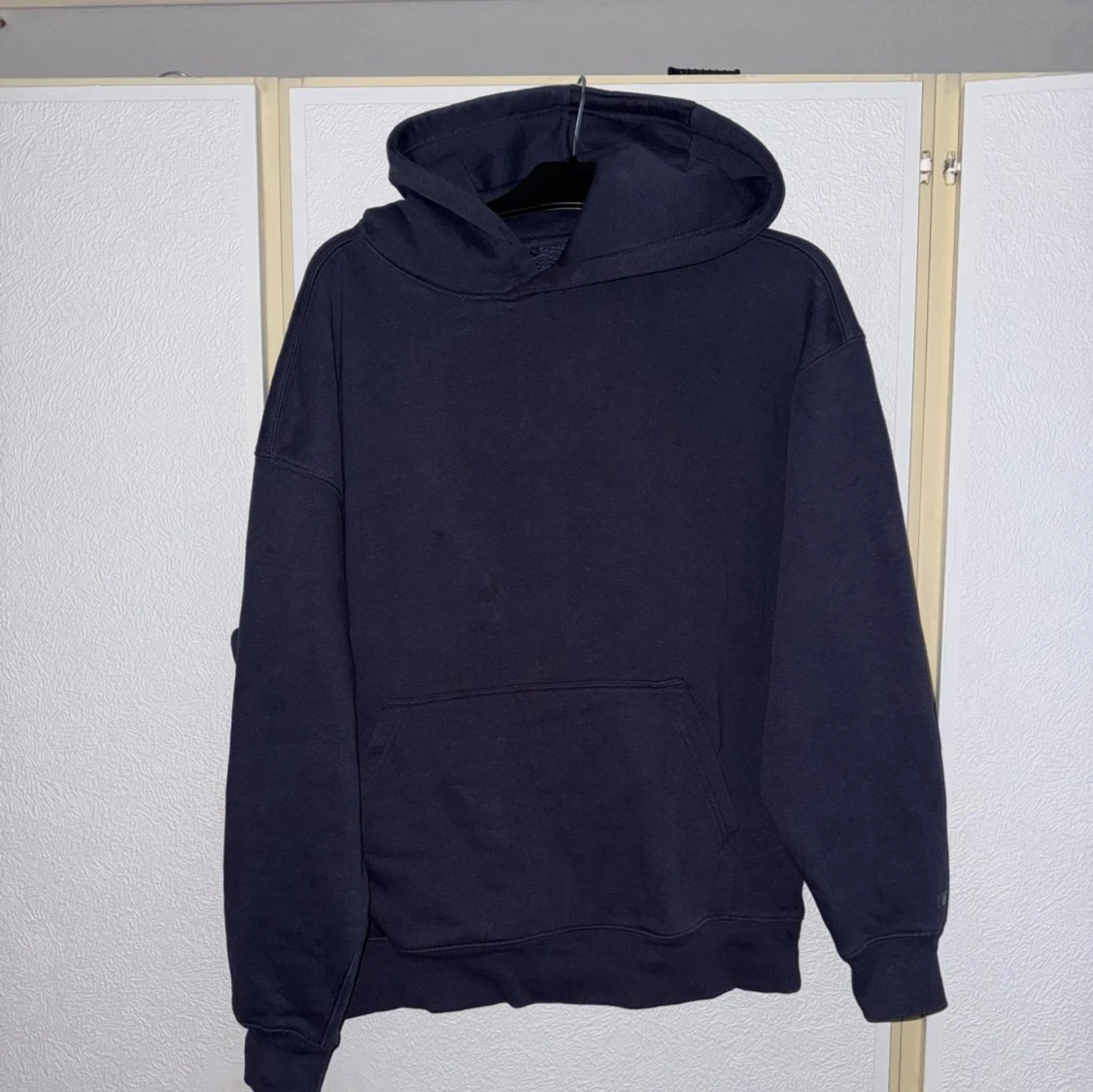 Mörkblå hoodie från Pull&Bear