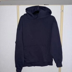 Mörkblå hoodie från Pull&Bear - Säljer en svart hoodie från Pull&Bear i storlek M. Klassisk modell med huva och magficka, perfekt för en avslappnad stil. Pris kan diskuteras