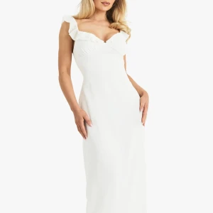 Vit långklänning med volangdetalj - Elegant vit långklänning med smickrande v-ringning och volangdetaljer vid axelbanden. Klänningen har en figurnära passform och är ärmlös, vilket ger en stilren och feminin look. Perfekt för dig som vill sticka ut med en klassisk och chic stil.