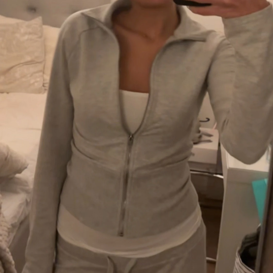 Grå mjukis set, zip tröja med matchande bootcut byxor - 1