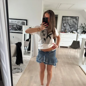 Fin T-shirt - Nu säljer jag denna T-shirt men blom tryck på framsidan!💕 superfin nu till sommaren men för mig kommer den inte till användning( aldrig använd)💕 skriv för mer info och bilder!