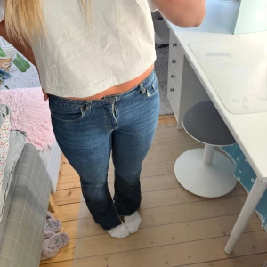 Lågmidjade jeans med slits - Lågmidjade jeans från Mango med slits på insidan ⭐️