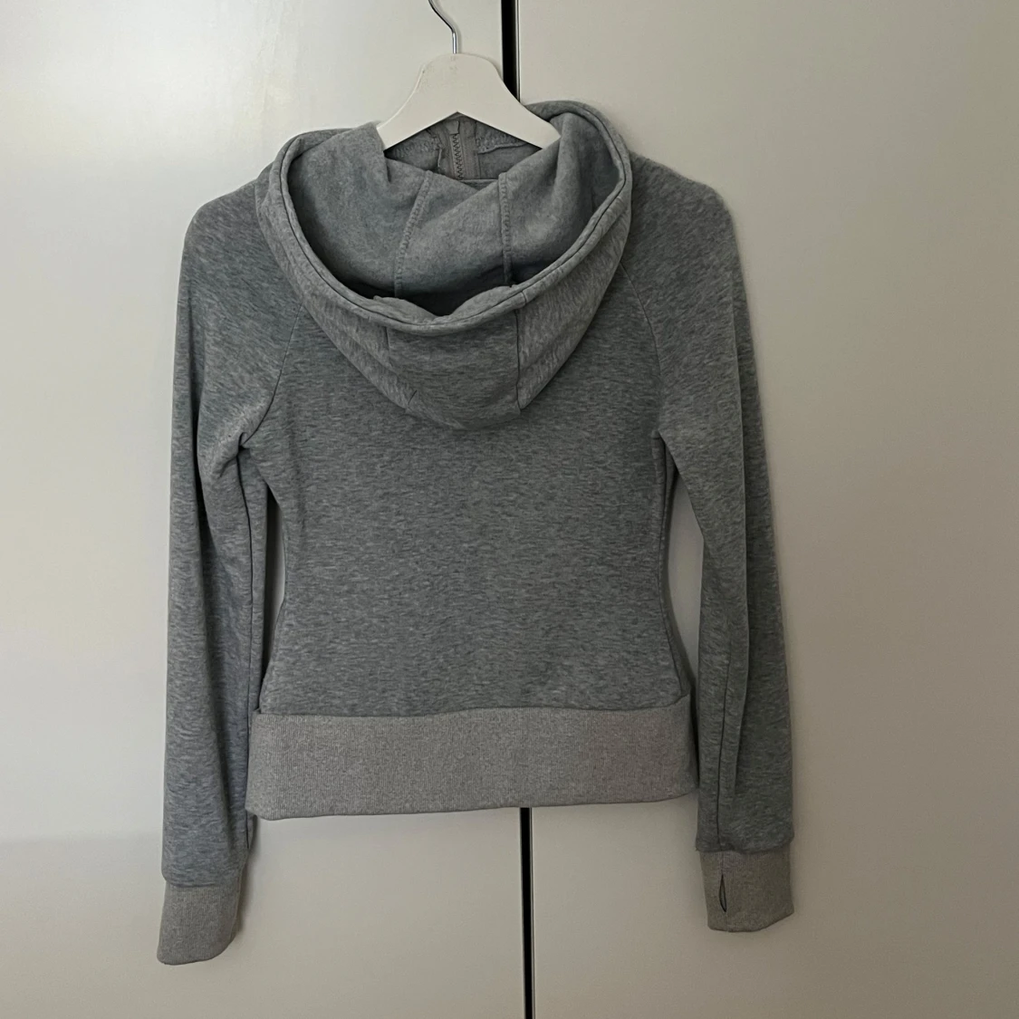 Grå hoodie med dragkedja och huva - 1