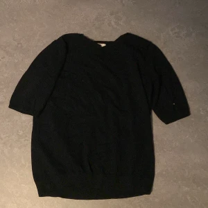 Svart stickad tröja från H&M - En svart stickad tröja från H&M Basics i storlek M. 