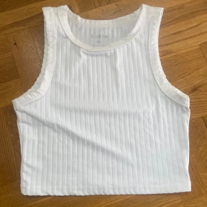 Vit ribbad linnetopp från SHEIN - Fin linnetopp från shein. Snygg o enkel att styla.