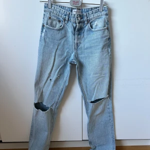 Ljusblå ripped jeans från Zara - Snygga ljusblå jeans från Zara med raka ben, slitna detaljer på låren och hål vid knäna 