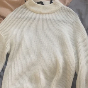 Vit stickad polotröja - Säljer en krämvit stickad polotröja med ribbad struktur. Tröjan har knappt andvändts 