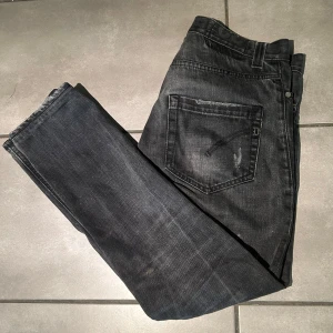 Dondup Jeans - Säljer nu dessa snygga Dondup jeans i grymt skick! Köpta för ca 3500! Strl 32 och passar mig som är 1,84! Hör av dig vid fundering🤝🤝