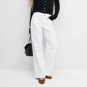 Vita wide jeansbyxor - Säljer ett par vita jeansbyxor med wide passform och hög midja. Byxorna är raka, vida ben. 