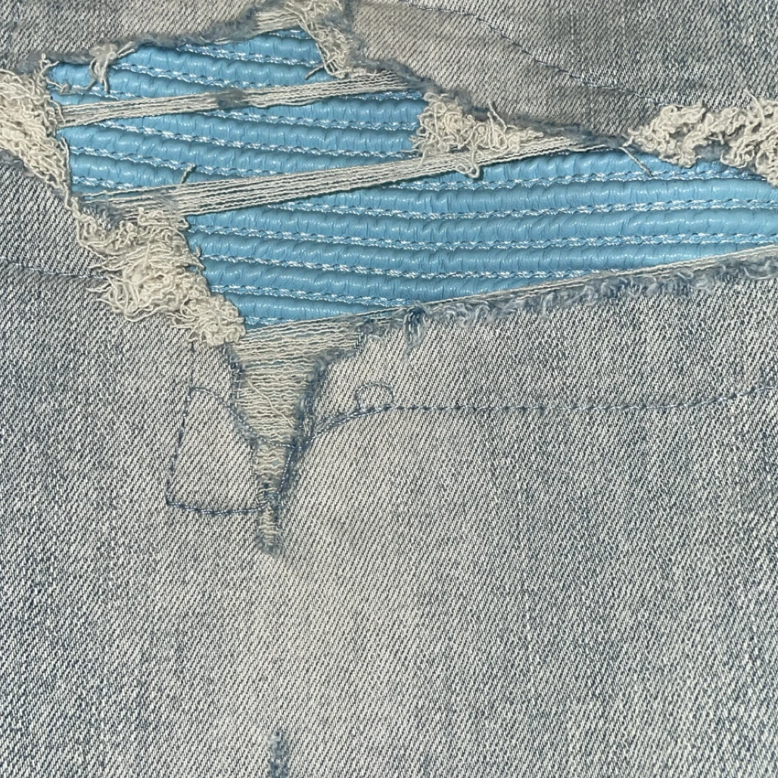 Ljusblå slitna jeans från Amiri - 2